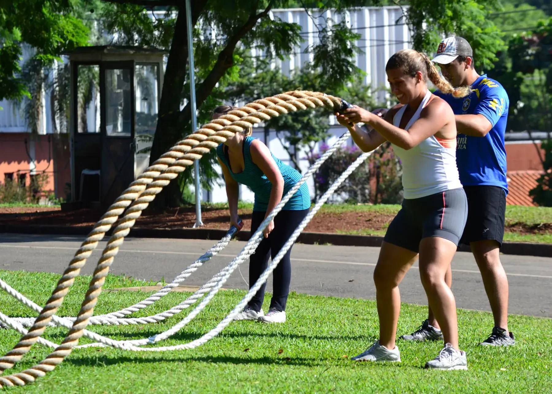Aluna treinando com corda naval sob orientação de professor do Espaço Funcional